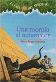 Una Momia Al Amanecer ( Mummies in the Morning ) ( Magic Tree House Spanish #3 )