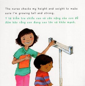 At the Doctor (Vietnamese/English) (Board Book)
